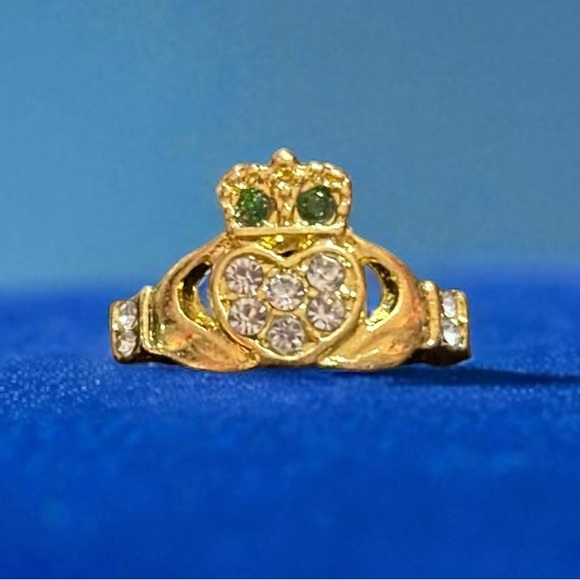 Claddagh Ring: Gold tone Heart Crown Ring - Picture 1 of 2